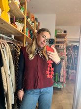 Lade das Bild in den Galerie-Viewer, STRICKWESTE bordeaux