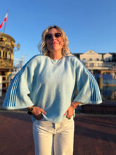 Lade das Bild in den Galerie-Viewer, Pullover hellblau Stripes