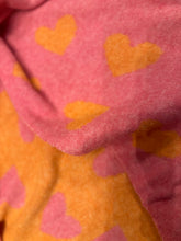 Lade das Bild in den Galerie-Viewer, Dreiecksschal hearts orange