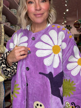 Lade das Bild in den Galerie-Viewer, TOUT – Velvet Jacket Daisy Lilac