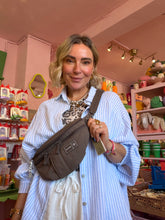 Lade das Bild in den Galerie-Viewer, PALOPA Crossbody Bag – Chocolate