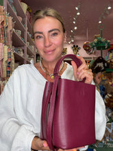 Lade das Bild in den Galerie-Viewer, BORDEAUX BABE – Leather Bag