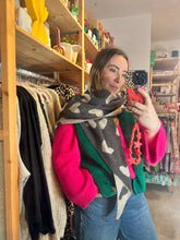 Lade das Bild in den Galerie-Viewer, Dreiecksschal Hearts Taupe