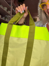 Lade das Bild in den Galerie-Viewer, REMEMBER® Tragetasche Nelly – Lime