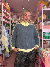 Lade das Bild in den Galerie-Viewer, Strickjacke Sporty Butter Yellow