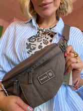 Lade das Bild in den Galerie-Viewer, PALOPA Crossbody Bag – Chocolate