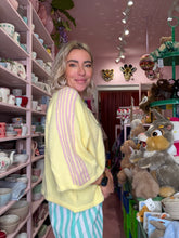 Lade das Bild in den Galerie-Viewer, Strickjacke „Lemon Stripes“