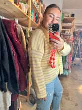 Lade das Bild in den Galerie-Viewer, STRICKJACKE BUTTERYELLOW STRIPES