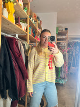 Lade das Bild in den Galerie-Viewer, STRICKJACKE BUTTERYELLOW STRIPES