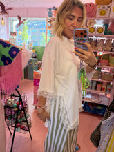 Lade das Bild in den Galerie-Viewer, Shirt mit Spitze
