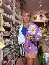 Lade das Bild in den Galerie-Viewer, TOUT – Velvet Jacket Daisy Lilac
