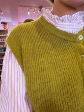 Lade das Bild in den Galerie-Viewer, STRICKWESTE Olive
