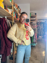 Lade das Bild in den Galerie-Viewer, STRICKJACKE BUTTERYELLOW STRIPES
