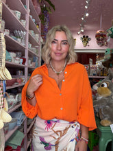 Lade das Bild in den Galerie-Viewer, Musselinbluse Shocking Orange
