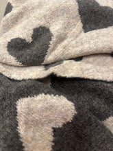 Lade das Bild in den Galerie-Viewer, Dreiecksschal Hearts Taupe
