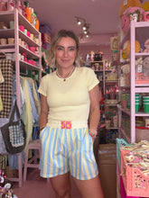 Lade das Bild in den Galerie-Viewer, Shorts „La Dolce Vita“ – Butter Yellow/Hellblau
