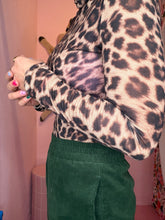 Lade das Bild in den Galerie-Viewer, Leo-Longsleeve Leona

