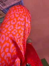 Lade das Bild in den Galerie-Viewer, Hose Shocking Leo
