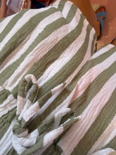 Lade das Bild in den Galerie-Viewer, Shorts Stripes Green
