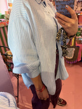 Lade das Bild in den Galerie-Viewer, Musselinbluse blau Nadelstreifen
