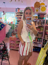 Lade das Bild in den Galerie-Viewer, Shorts Stripes red
