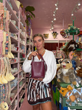 Lade das Bild in den Galerie-Viewer, BORDEAUX BABE – Leather Bag
