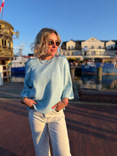 Lade das Bild in den Galerie-Viewer, Pullover hellblau Stripes

