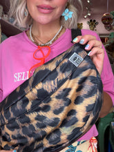 Lade das Bild in den Galerie-Viewer, RAINKISS Crossbody Bag – Dark Leopard 🐆
