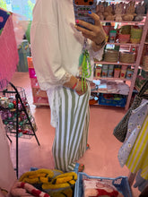 Lade das Bild in den Galerie-Viewer, Musselinhose grün weiß Stripes

