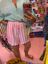 Lade das Bild in den Galerie-Viewer, Shorts pink stripes
