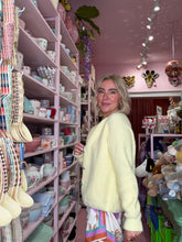 Lade das Bild in den Galerie-Viewer, Strickjacke Butter Yellow
