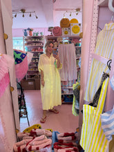 Lade das Bild in den Galerie-Viewer, Kleid Butter yellow
