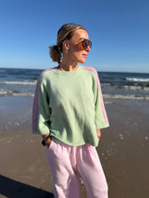 Lade das Bild in den Galerie-Viewer, Pullover hellblau Stripes
