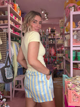 Lade das Bild in den Galerie-Viewer, Shorts „La Dolce Vita“ – Butter Yellow/Hellblau
