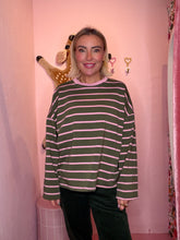 Lade das Bild in den Galerie-Viewer, Stripe Vibes Longsleeve
