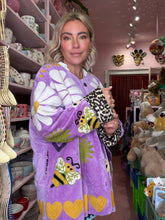 Lade das Bild in den Galerie-Viewer, TOUT – Velvet Jacket Daisy Lilac

