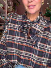Lade das Bild in den Galerie-Viewer, Schluppenbluse „Check &amp; Bow“
