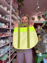 Lade das Bild in den Galerie-Viewer, REMEMBER® Tragetasche Nelly – Lime
