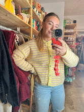 Lade das Bild in den Galerie-Viewer, STRICKJACKE BUTTERYELLOW STRIPES
