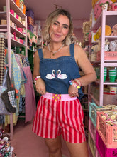 Lade das Bild in den Galerie-Viewer, Shorts „La Dolce Vita“ – Rosa/Rot
