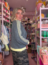 Lade das Bild in den Galerie-Viewer, Strickjacke Sporty Butter Yellow
