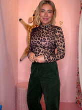 Lade das Bild in den Galerie-Viewer, Leo-Longsleeve Leona
