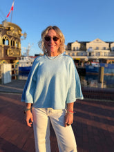 Lade das Bild in den Galerie-Viewer, Pullover hellblau Stripes
